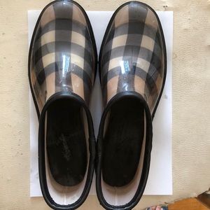 Burberry rain short boot size 6.5 in UK, 40 in Euro fit US 9.5
